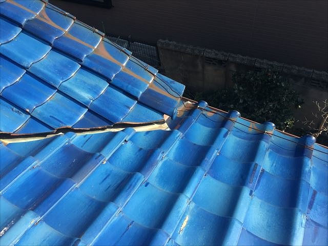 軒先に伸びる谷板金